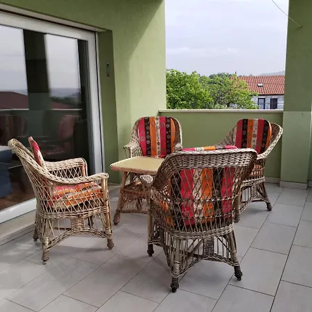 Apartma Zora * Pobegi