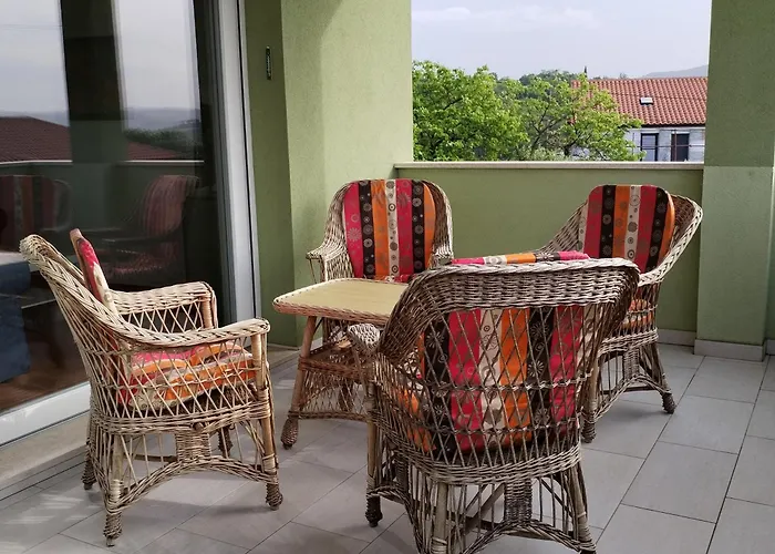 Apartma Zora * Pobegi